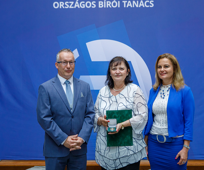 dr. Csullag Józsefné törvényszéki tanácselnök Juhász Andor-díj arany fokozatú kitüntetésben részesült a Bíróságon Napja alkalmából
