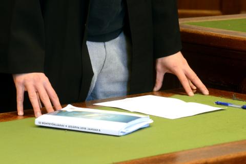 Kozák Albert: Kezek a tárgyaláson