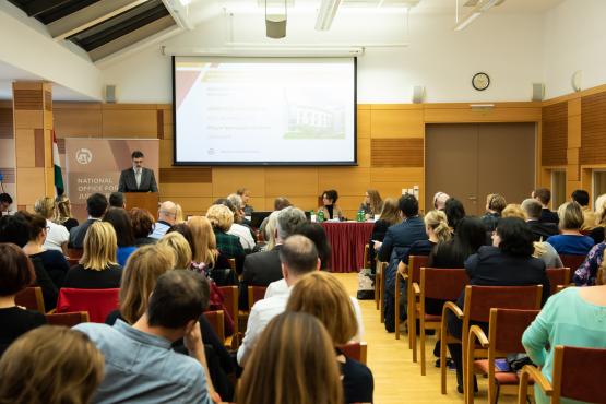 közvetítői konferencia