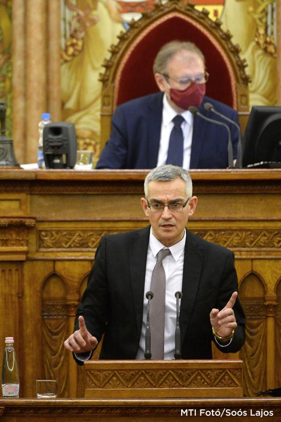 Dr. Senyei György, az OBH elnöke beszél a parlamentben 2021.02.16-án.