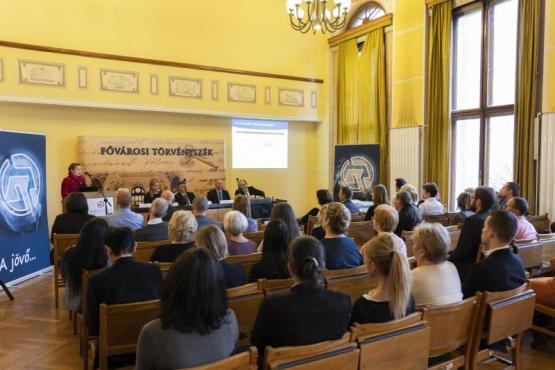 A „Digitális Nyílt Nap” road-show következő állomása a Budapesti II. és III. Kerületi Bíróság (Óbudai Bíróság) volt. A Digitális NyíltNapon bemutatták a bíróságok elektronikus kapcsolattartásának jelenét és jövőjét. Az érdeklődők megismerhették a távmeghallgatási rendszer előnyeit, az Új Generáció projekt képzéseit, az ügyfélközpontok működését és a projekt keretében hamarosan megvalósuló e-aktát is.