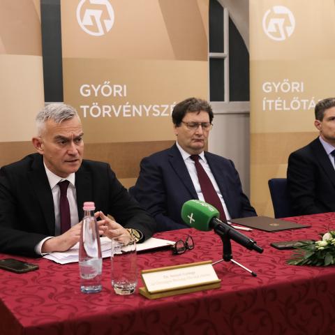 A képen balról jobbra haladva: dr. Senyei György az OBH elnöke, dr. Somogyi Zoltán a Győri Törvényszék elnöke és dr. Széplaki László a Győri Ítélőtábla elnöke