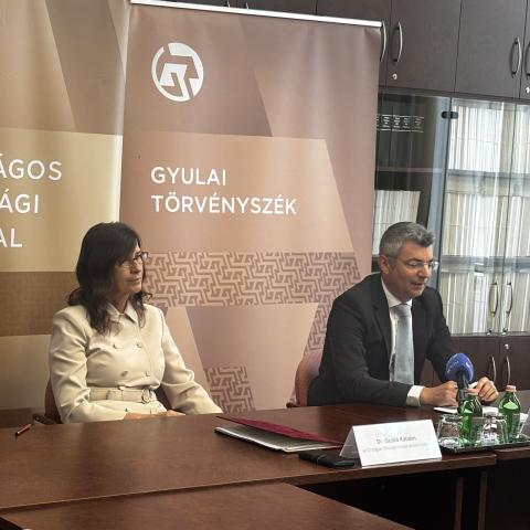 sajtótájékoztató