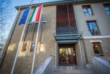 Magyar Igazságügyi Akadémia épületének bejárata